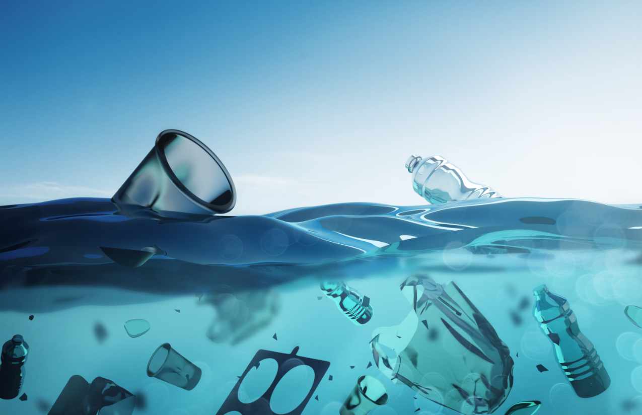 Nicht nur im Ozean, auch in unserem Trinkwasser finden sich Partikel an Mikroplastik