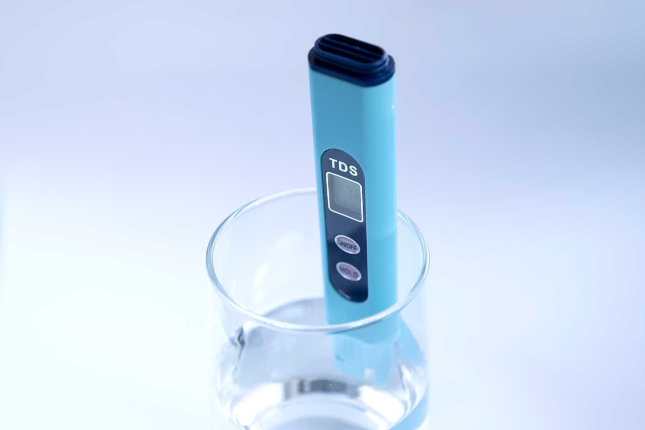 TDS-Messgerät im Wasserglas