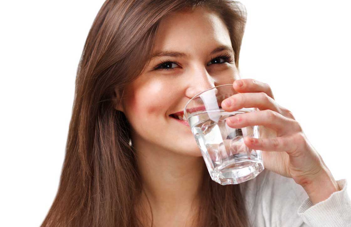 Frau trinkt Spargelwasser