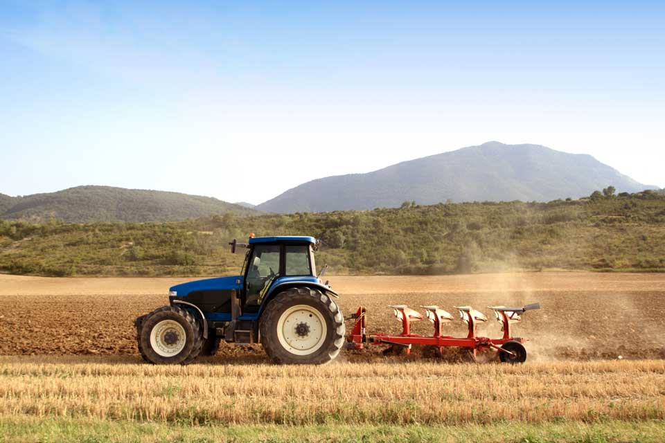 Traktor auf Feld _ Nitratbeladung des Landwirtschaft