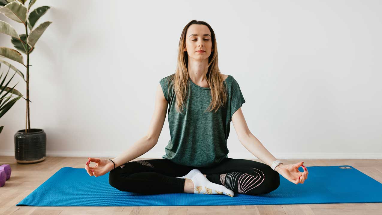 Frau macht Yoga und meditiert