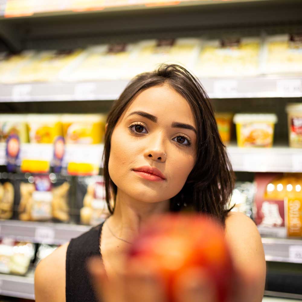 Frau im Supermarkt vor Fertigprodukten