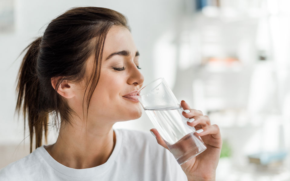 jung Frau trink Glas Wasser